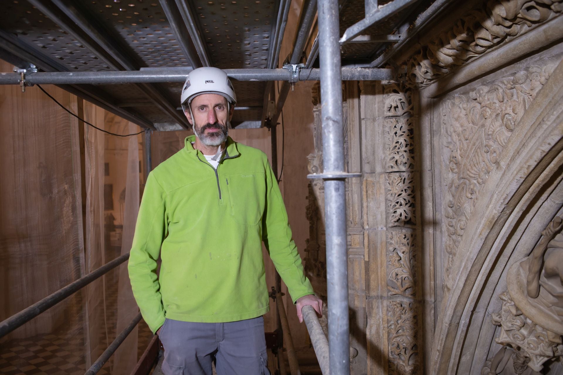 Una jornada de trabajo con los restauradores de la portada de la Capilla Real
