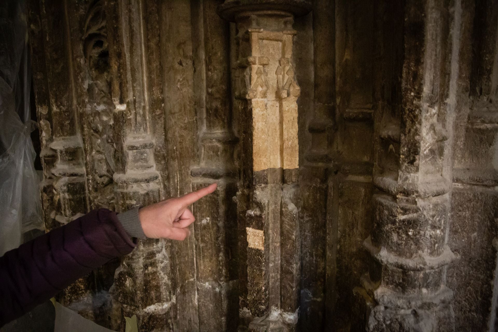 Una jornada de trabajo con los restauradores de la portada de la Capilla Real