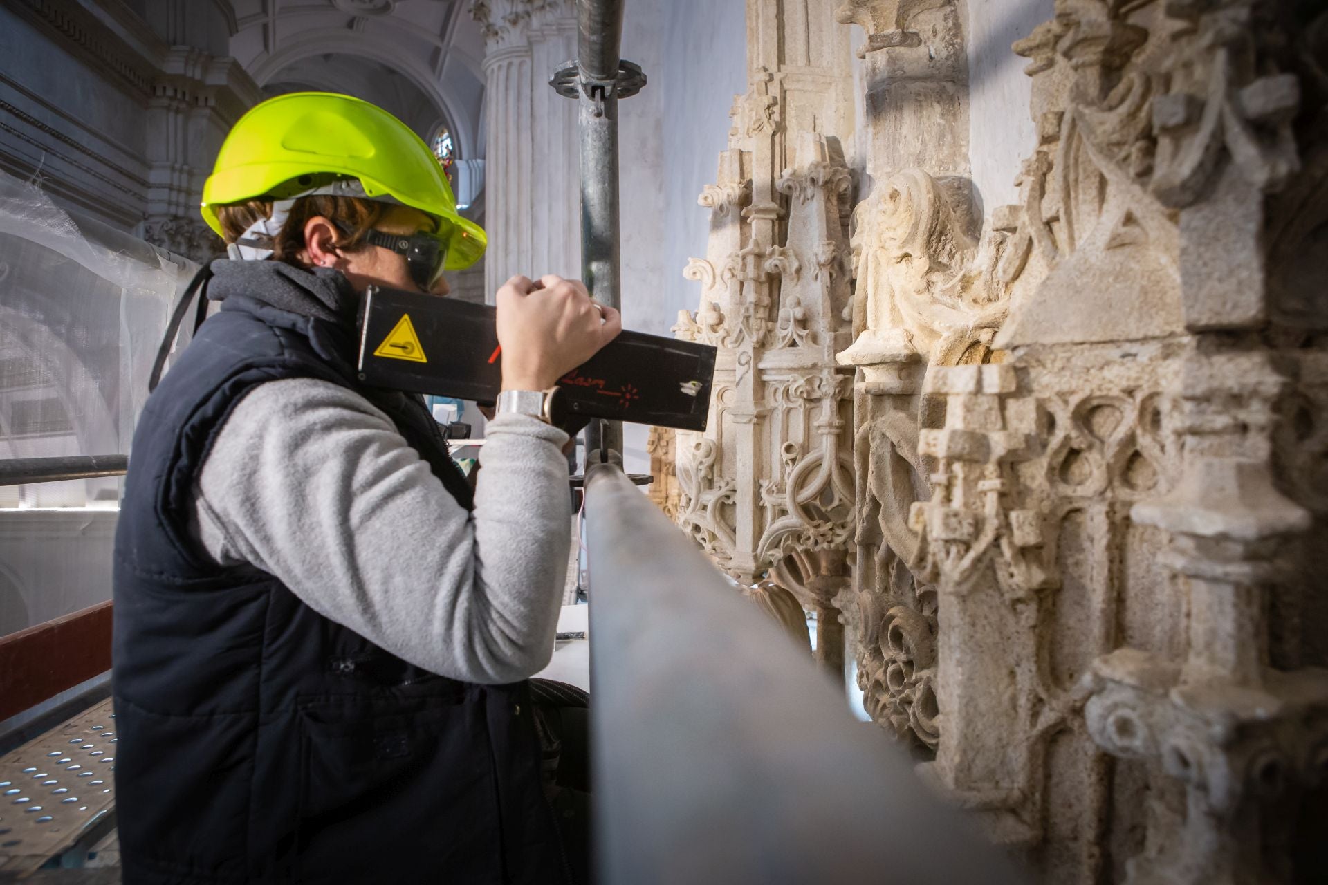 Una jornada de trabajo con los restauradores de la portada de la Capilla Real