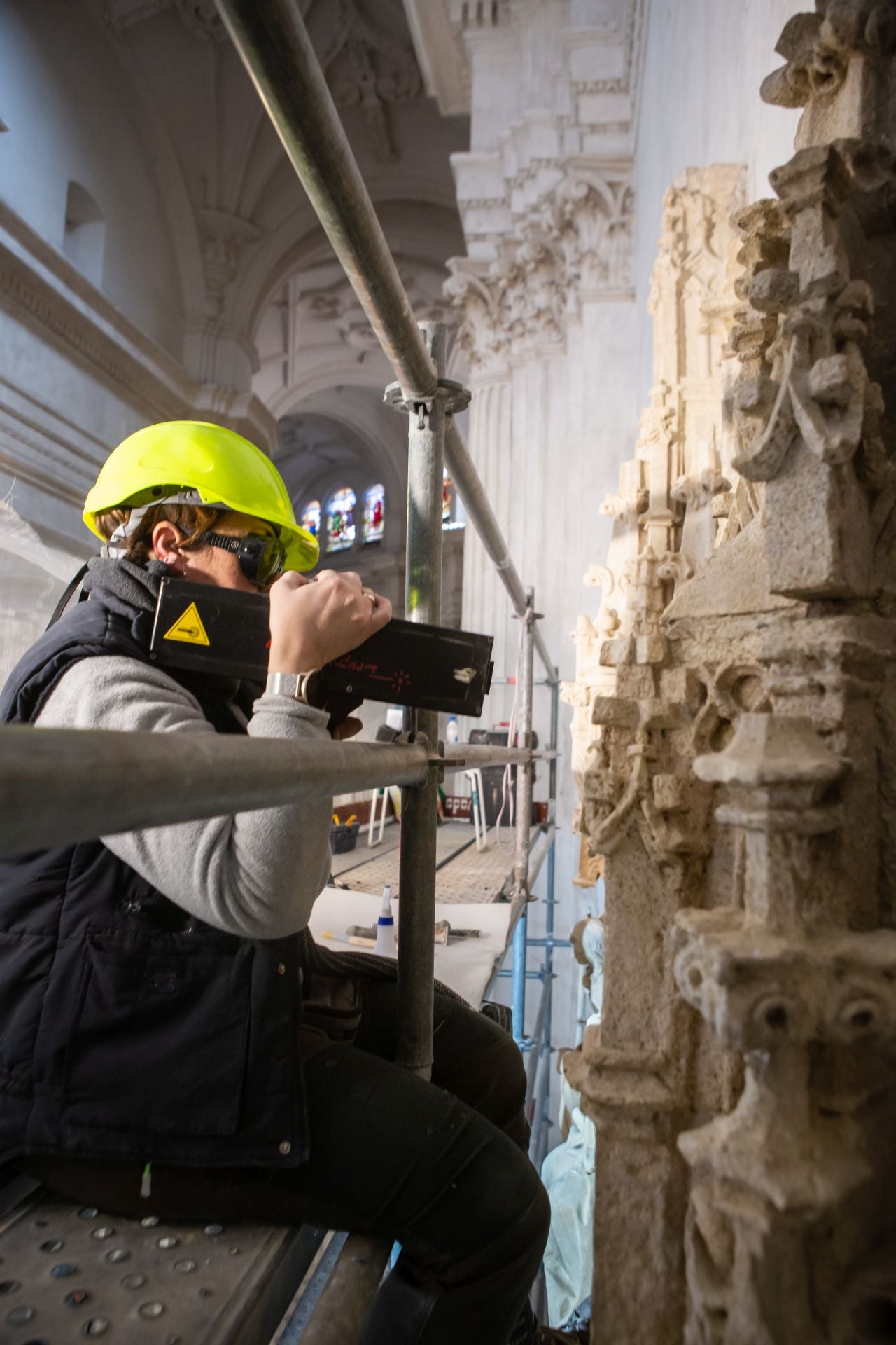 Una jornada de trabajo con los restauradores de la portada de la Capilla Real