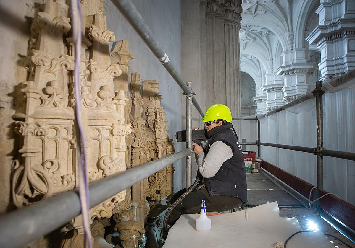 Restauradora proyecta rayos láser para limpiar la franja superior de la portada de la CapillaReal, que acumuló suciedad durante los cien años que estuvo a la intemperie.
