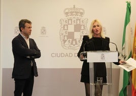 El alcalde de Jaén, Julio Millán, compareció ante la prensa junto a la primera teniente de alcalde, María Espejo