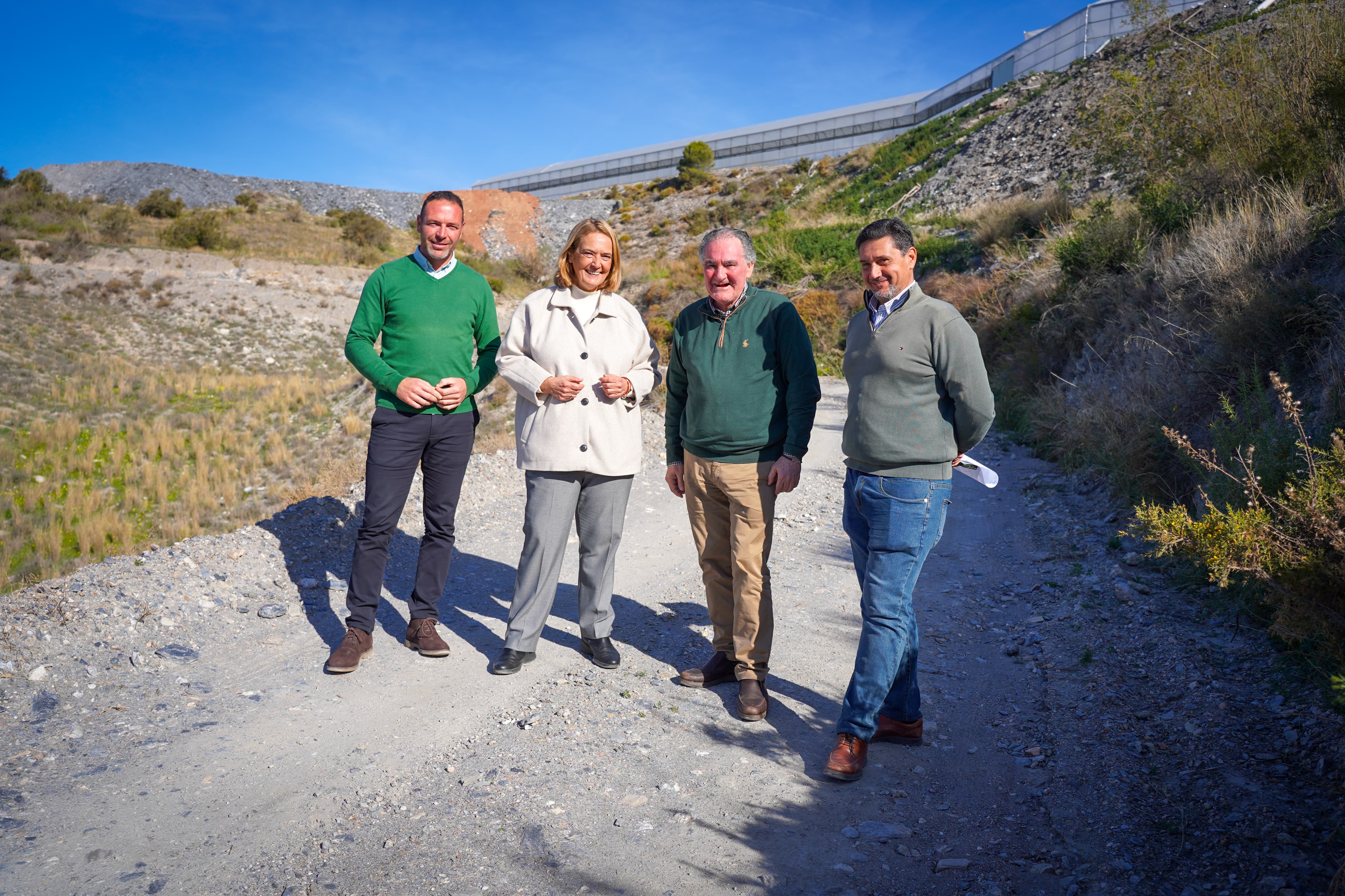 Motril actúa sobre el camino rural de El Colorao gracias a los fondos del PFEA