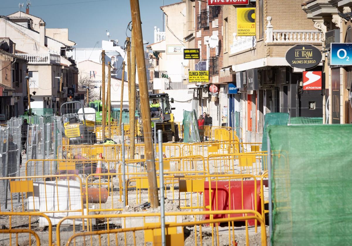 Accesos con vallas a los negocios de la calle San Ramón, donde están las obras del metro.