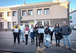 Clientes de la clínica Europiel posan en la puerta del cuartel de la Guardia Civil de Armilla.