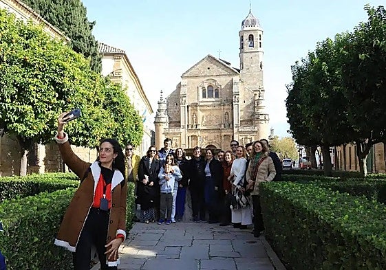 Turistas se hacen un selfie en la plaza Vázquez de Molina, en la ciudad de Úbeda.