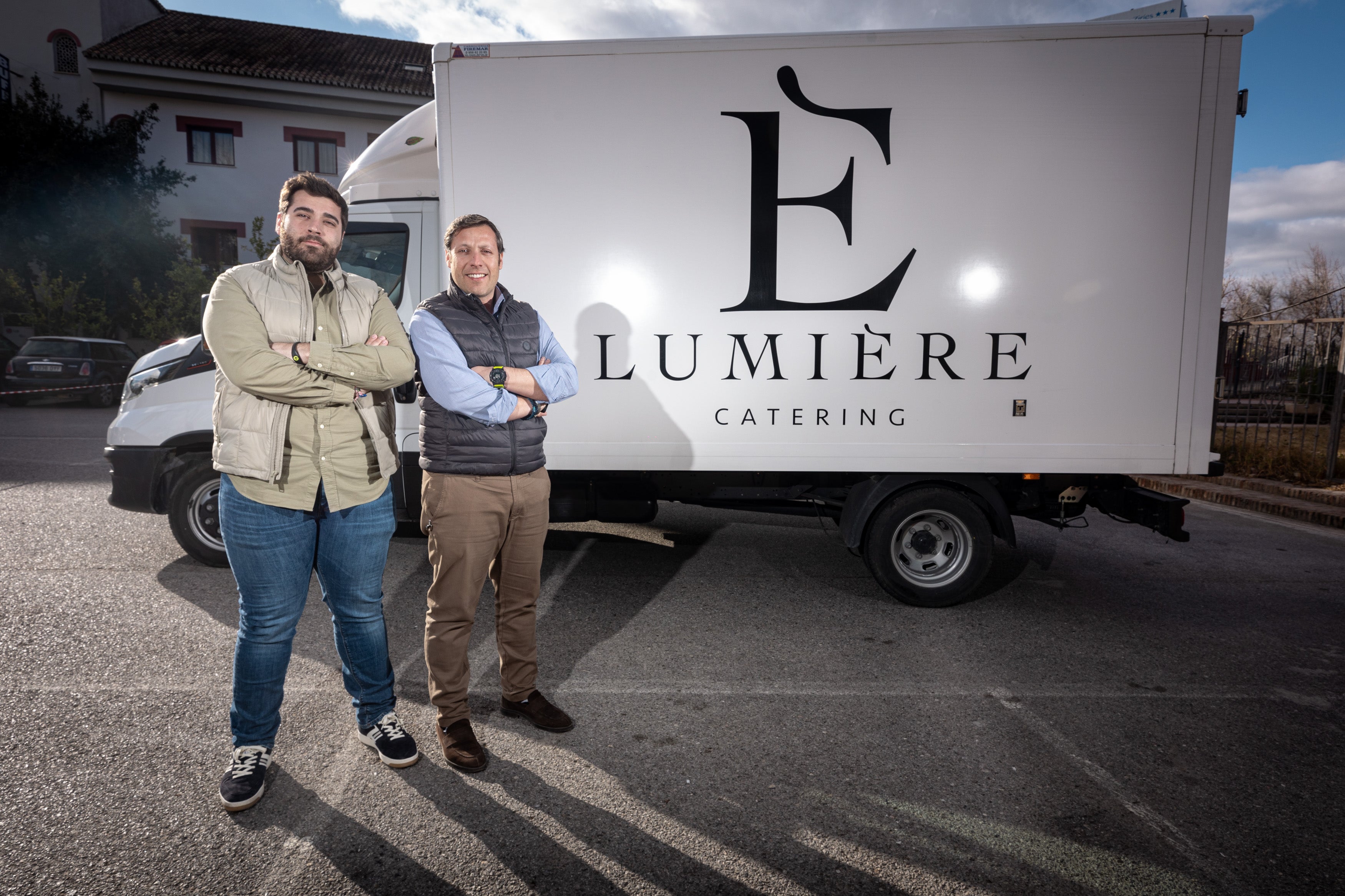 Los hermanos Diego y Álvaro García posan para IDEAL con una de las furgonetas que lleva el logo de su catering.