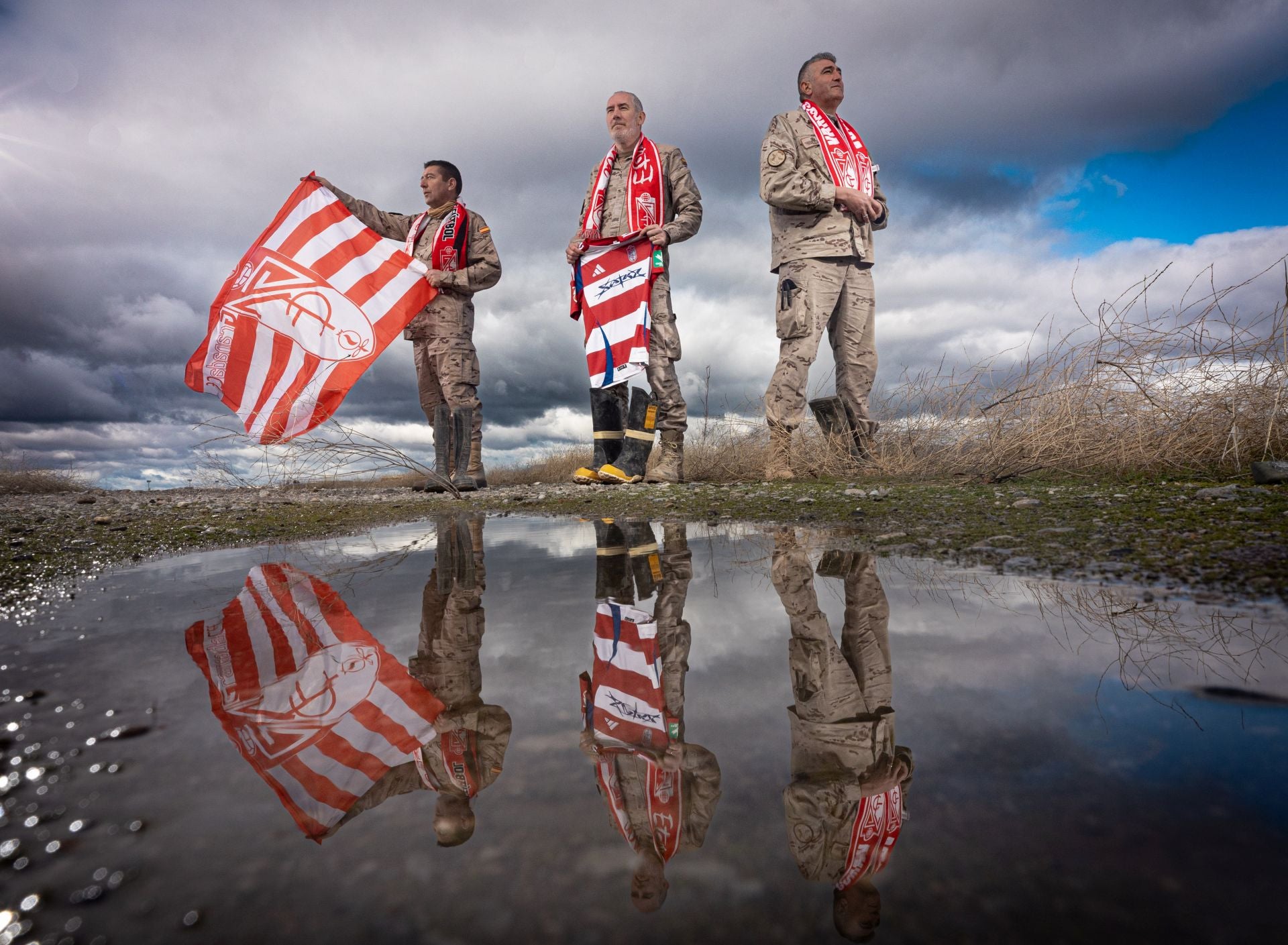 Los colores nazaríes no faltan en el corazón de los tres militares granadinos.