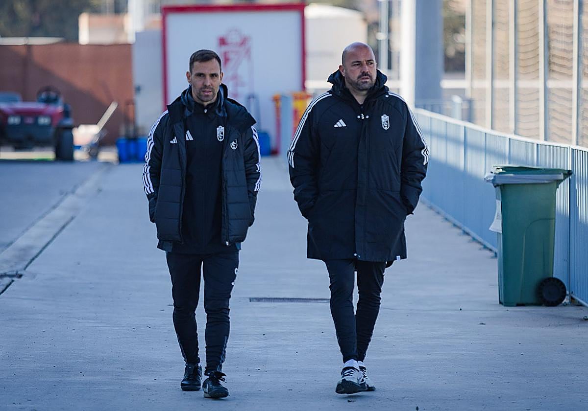 Raúl Barroso, a la derecha, camina hacia el entrenamiento este viernes.