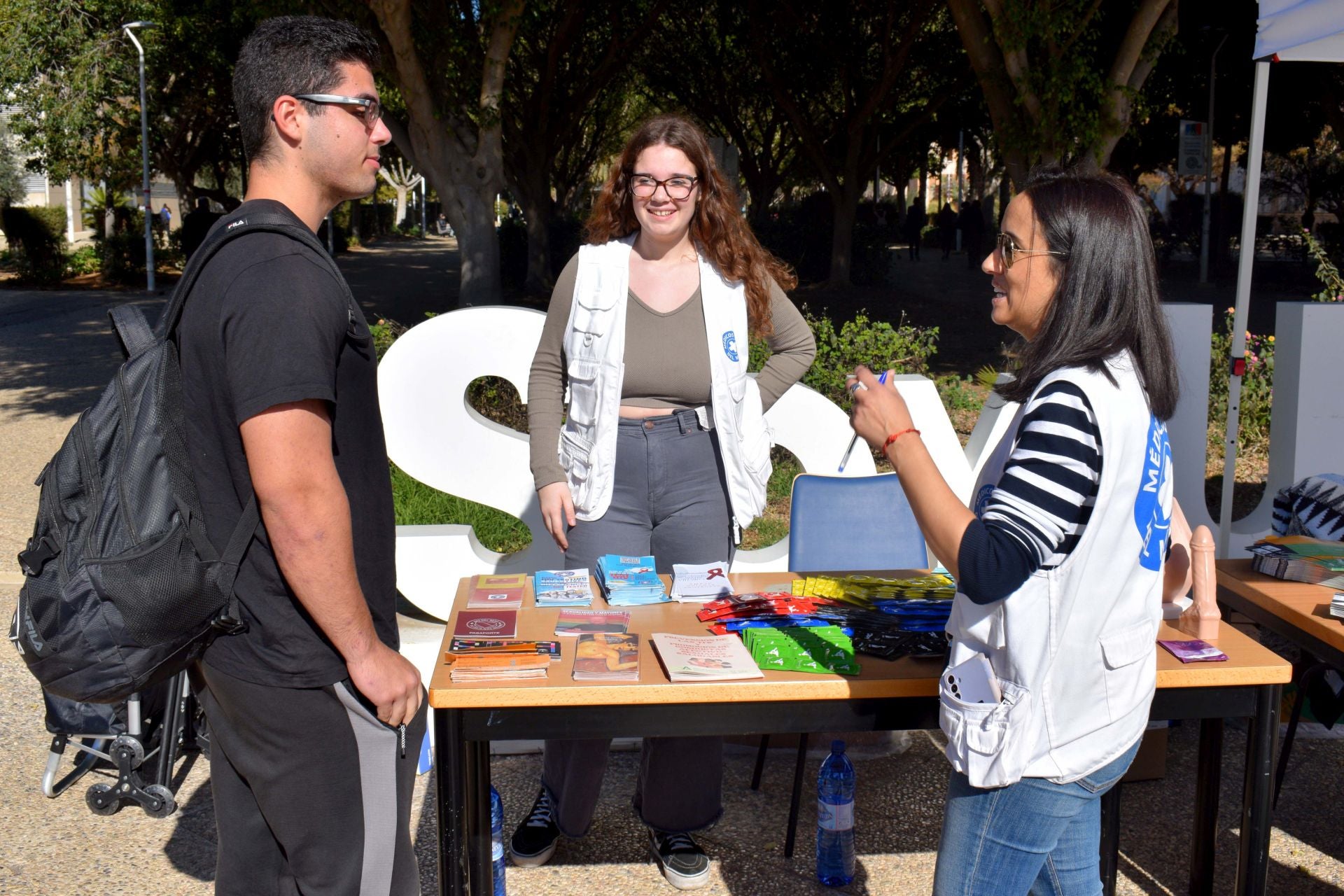 Reparto de material preventivo sobre salud sexual ayer en el Campus de la UAL.