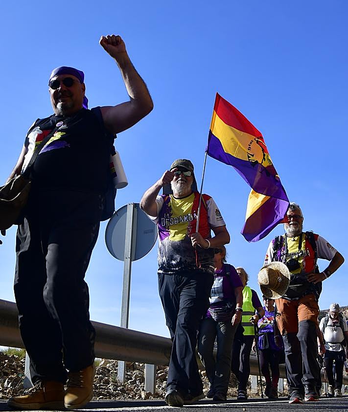 Imagen secundaria 2 - Más de 4.000 personas en un camino contra el olvido de la masacre de &#039;La Desbandá&#039;