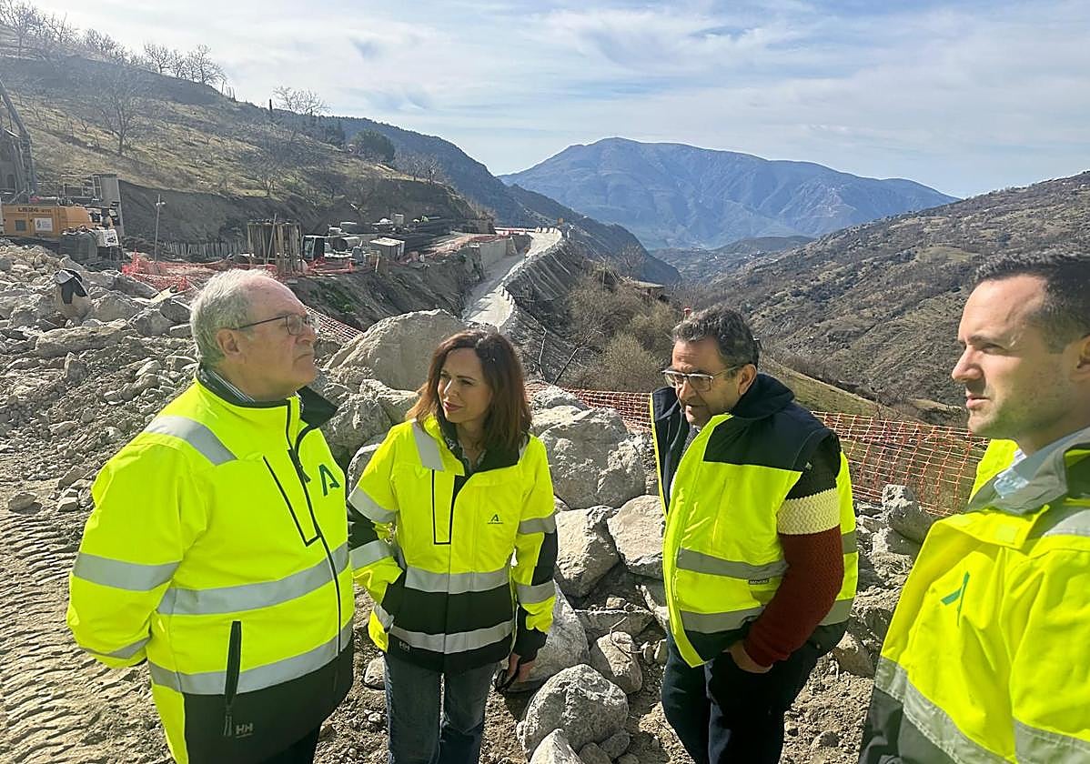 Rocío Díaz visita las obras de la carretera de Capileira.