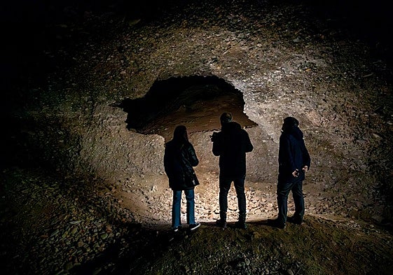 En el interior de la Cueva de la Muerte, en la finca del Carmen de los Porcel.