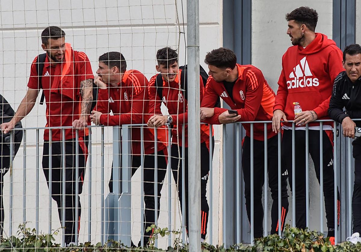 Borja Bastón, a la izquierda, junto a sus compañeros antes de viajar hacia Huesca.