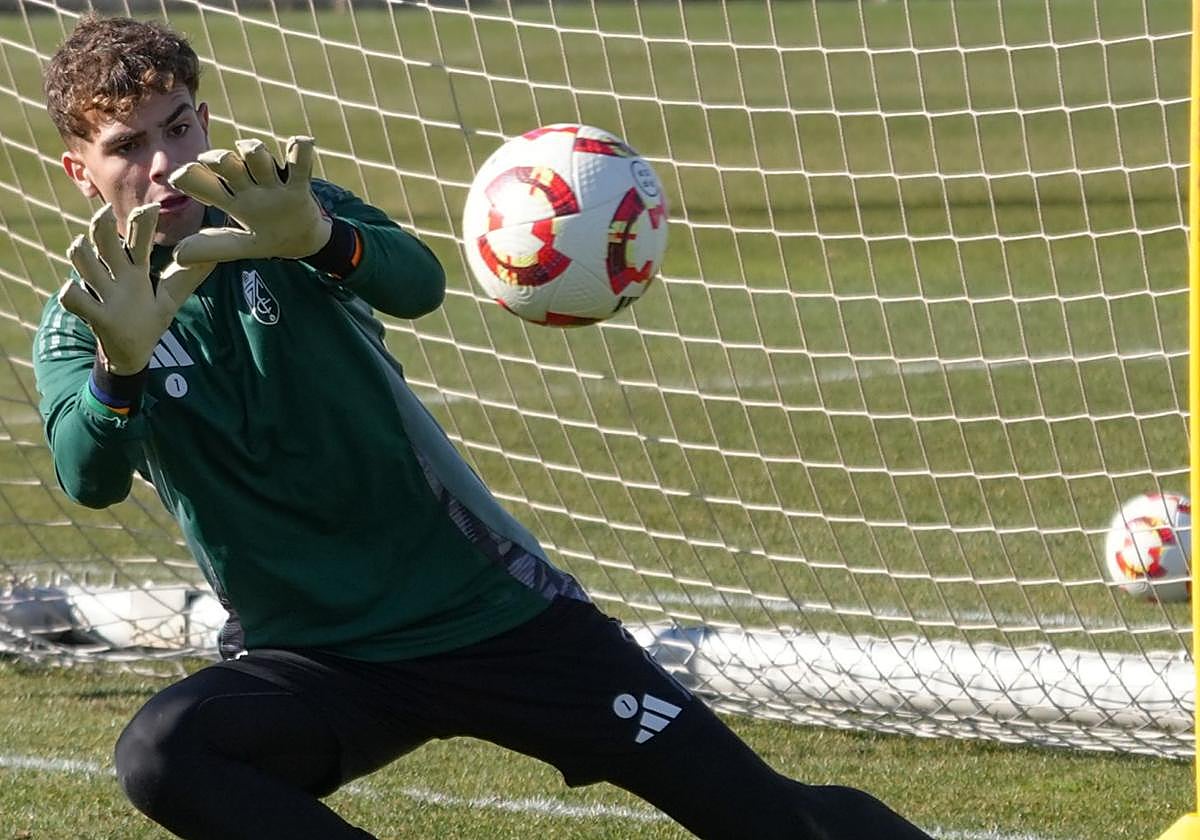 Fran Árbol atrapa un balón durante un entrenamiento esta semana.