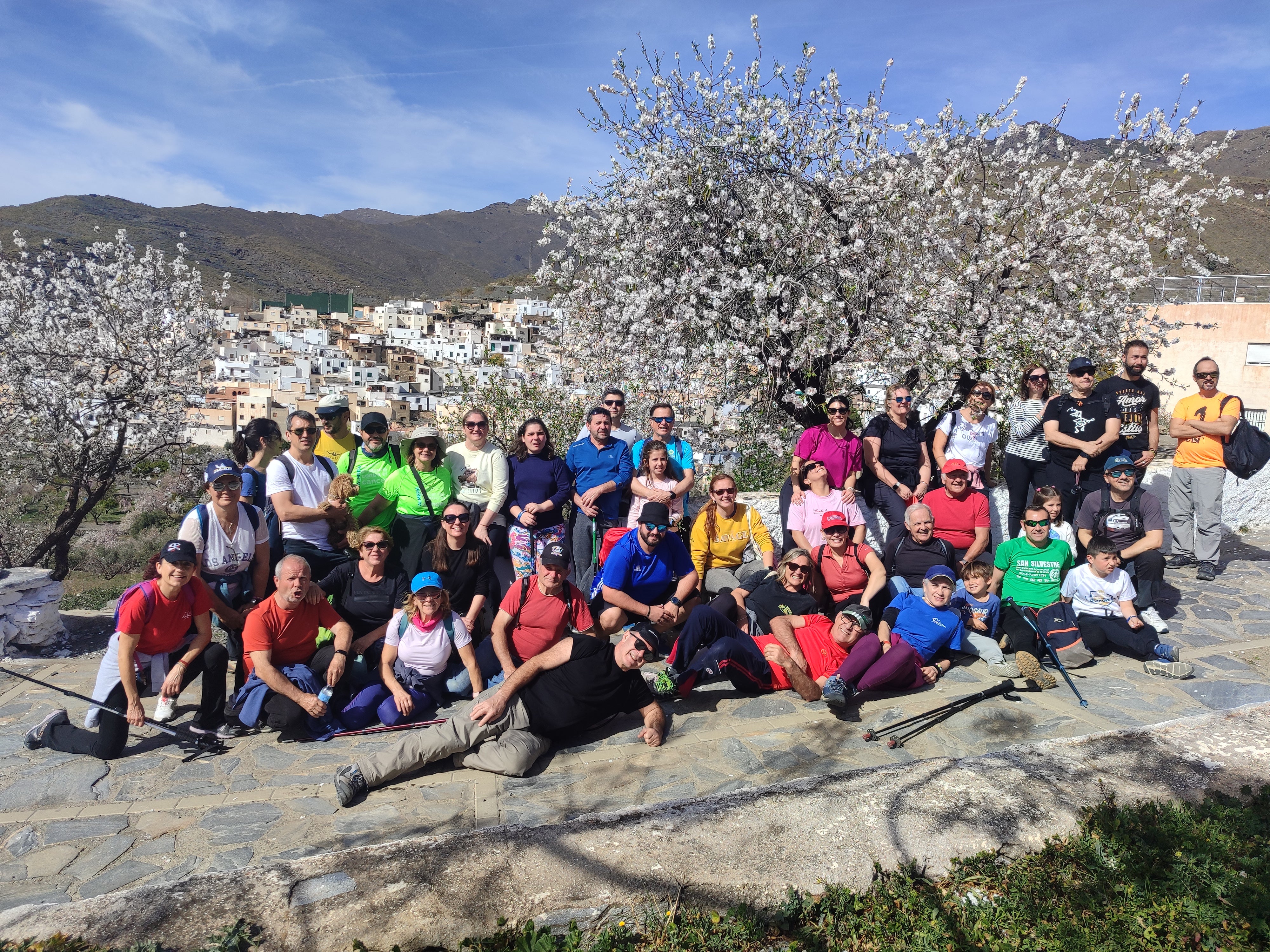 Velefique disfruta en familia de la ruta de almendros en flor