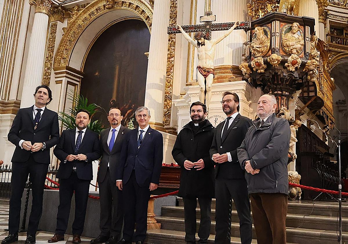 Autoridades junto al Cristo restaurado.