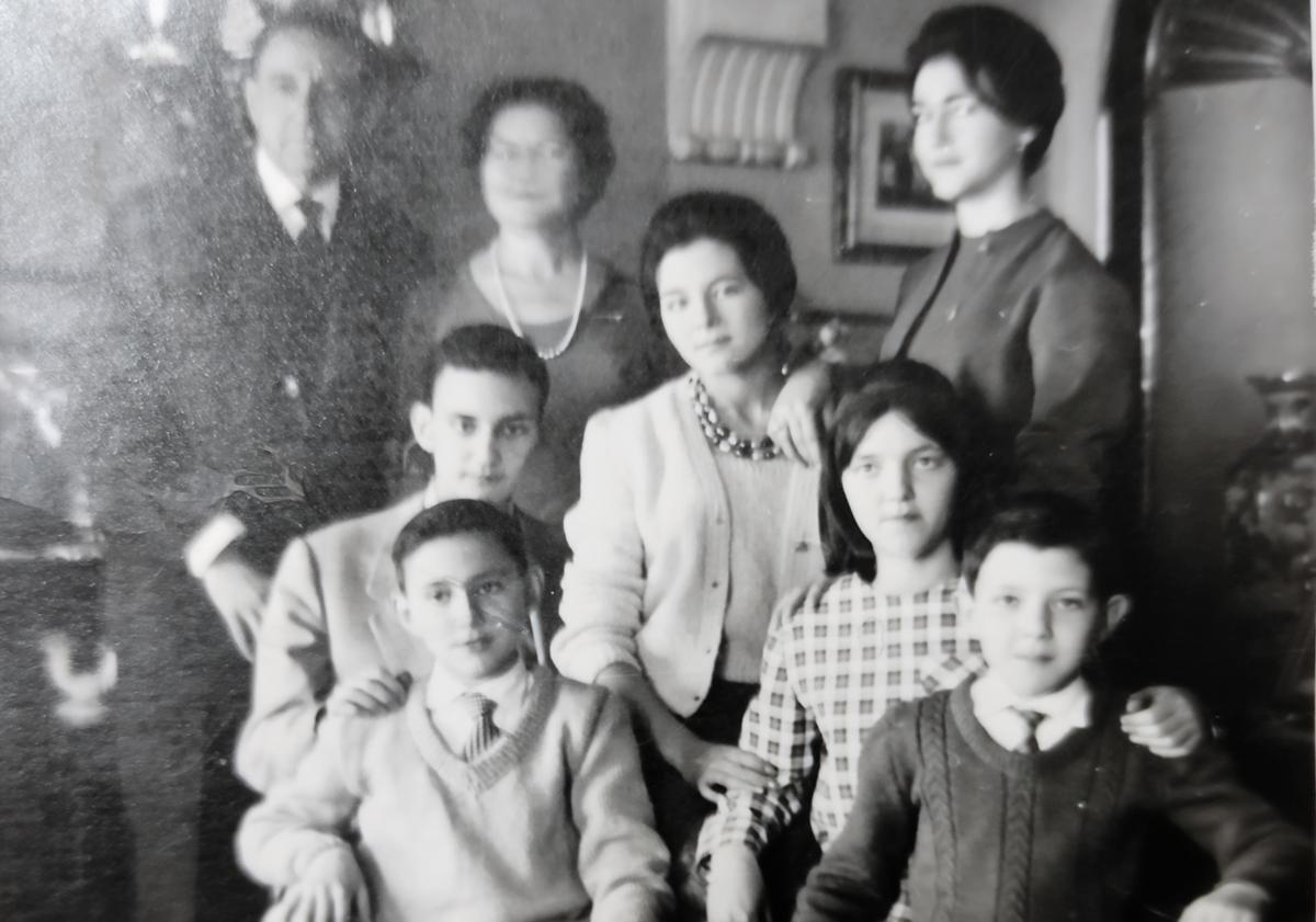 Imagen principal - Rafael Conde, hijo de Manuel Conde Alcalá, con su familia en su casa en el edificio de la Compañía Granadina