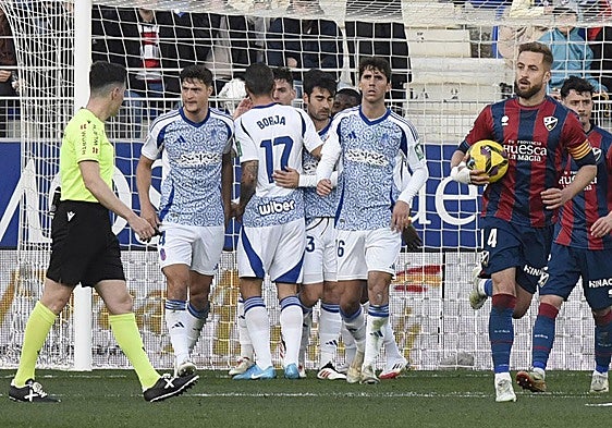 Borja Bastón felicita a Lucas Boyé tras su gol en El Alcoraz.