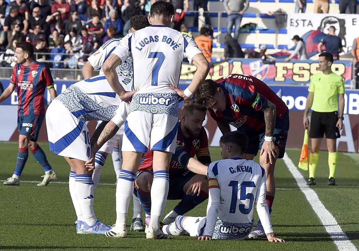 Carlos Neva se duele sobre el césped de su rodilla derecha.