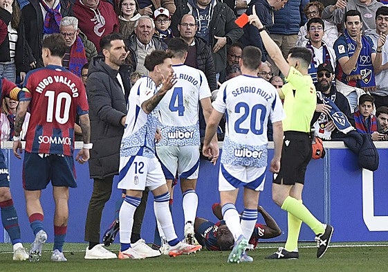 Ricard recrimina al árbitro su expulsión, con Soko tendido sobre el césped.