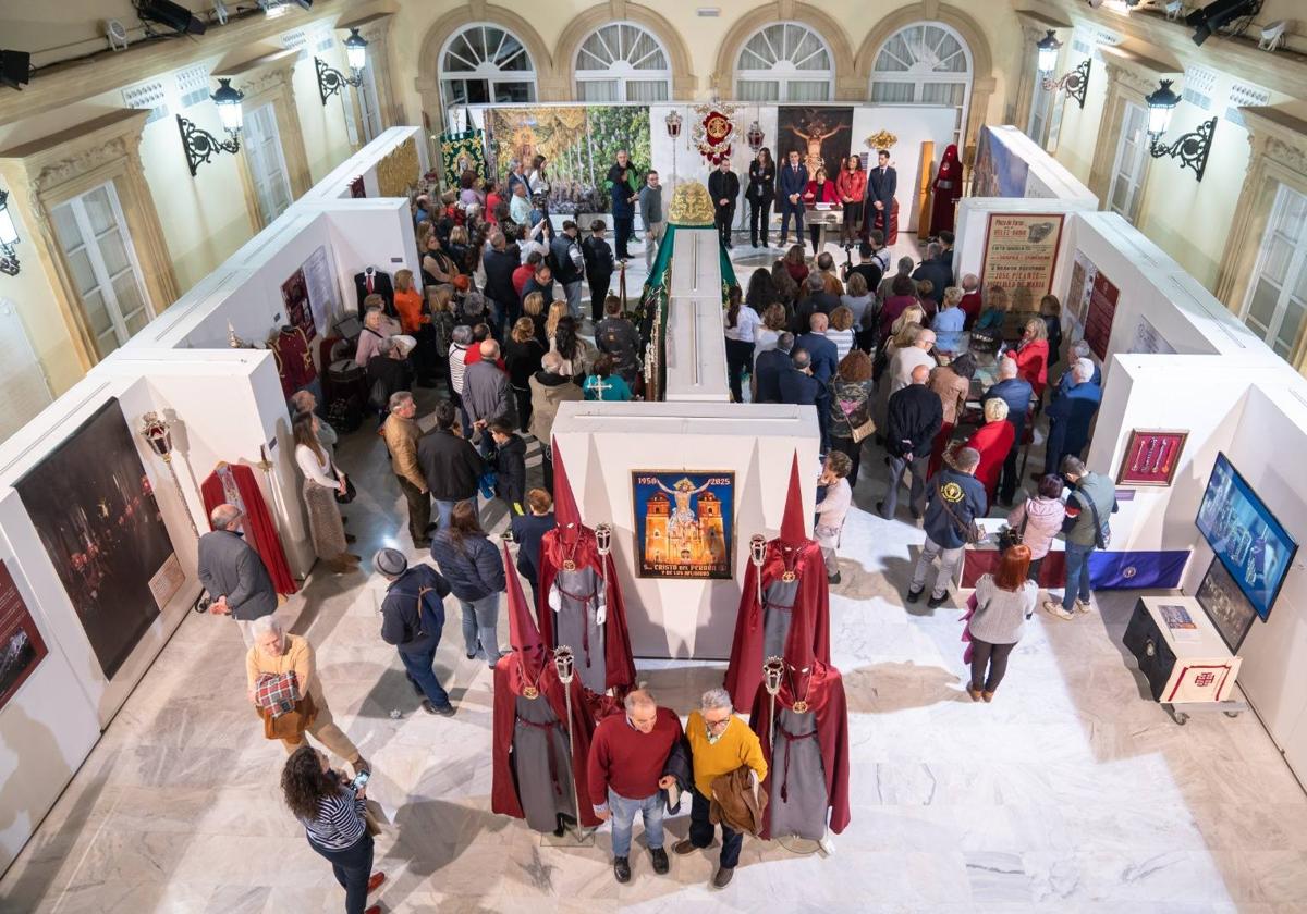 Diputación acoge la exposición del 75 aniversario de la Hermandad del Cristo del Perdón de Vélez Rubio