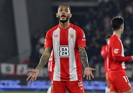 Luis Suárez lamenta una ocasion en un partido en el que tuvo pocas.