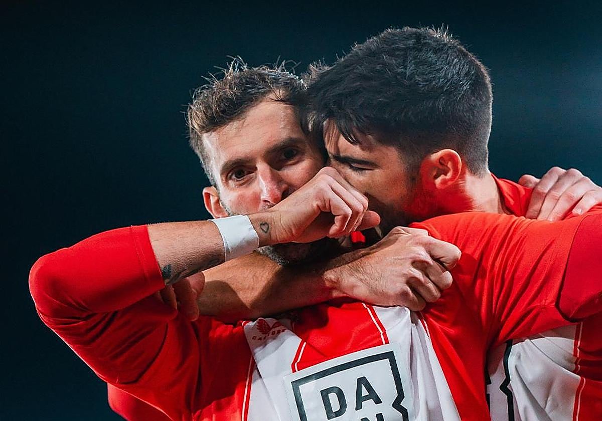 El beso, la demostración de amor, sobre todo por una victoria importantísima.