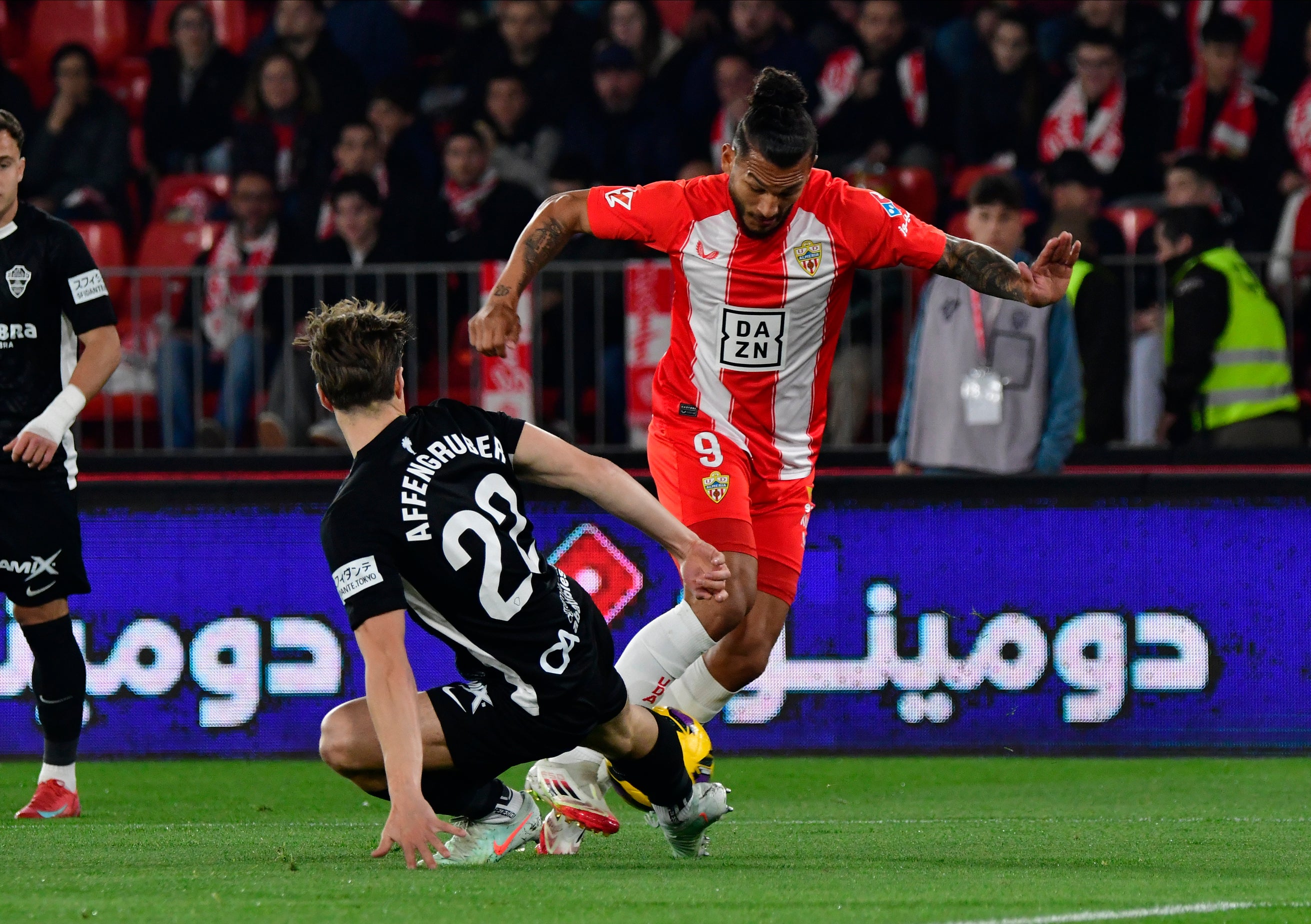 Luis Suárez intenta escapar de Affengruber, que mantuvo en línea al cafetero, con pocas opciones de gol.