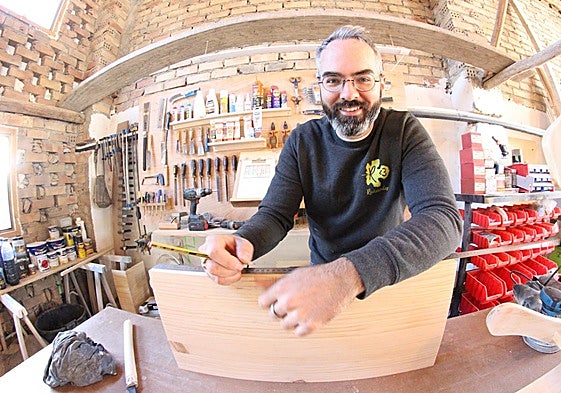 Javier Fuentes posa en el interior del secadero que ha transformado en un espacio de decoración. a