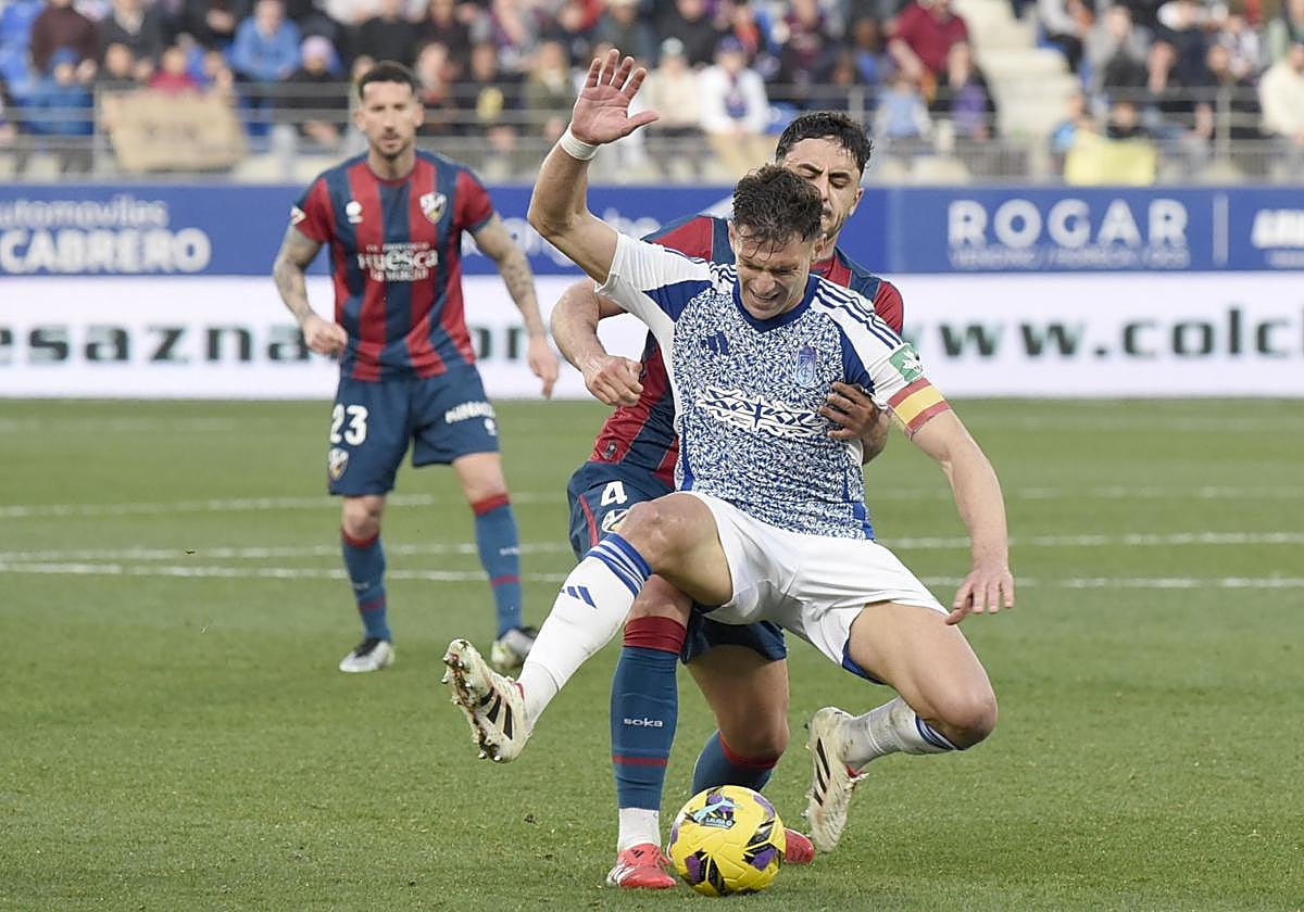 Lucas Boyé pelea para proteger un balón en El Alcoraz.
