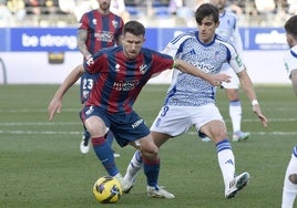 Gonzalo Villar presiona a Gerard Valentín.