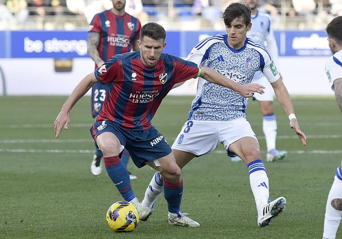 Gonzalo Villar presiona a Gerard Valentín.