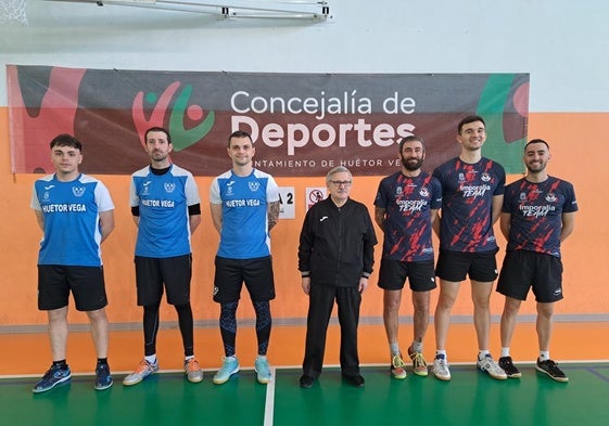 Los jugadores del Huétor Vega, de azul, posan junto con sus rivales y el árbitro.
