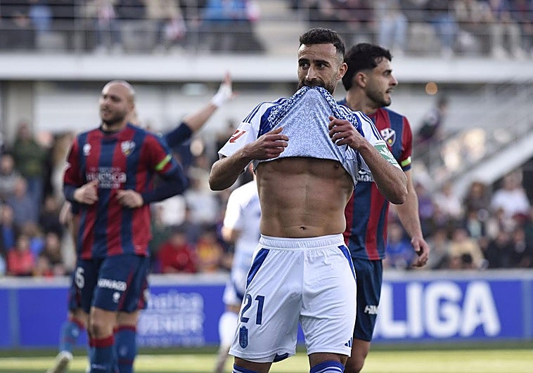 Abde muerde la camiseta.