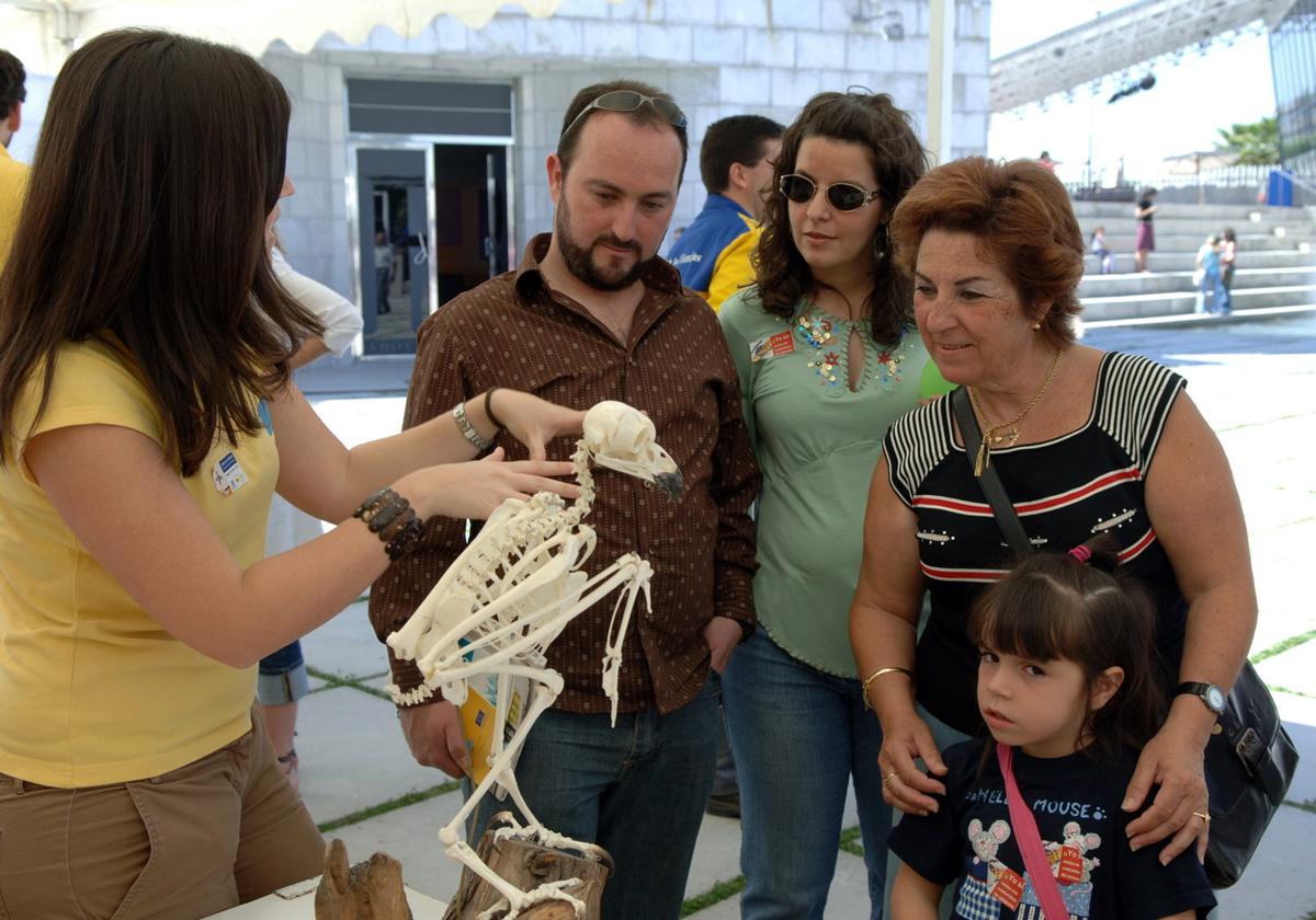 Una monitora muestra un módulo en el Parque de las Ciencias, en una foto de archivo.