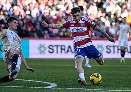 Giorgi Tsitaishvili arma un disparo durante el partido contra el Mirandés en Los Cármenes.