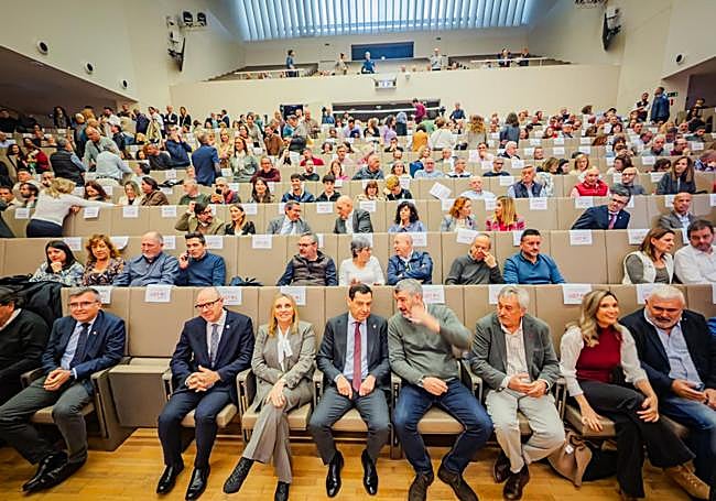 Primera línea de los asistentes al Congreso.
