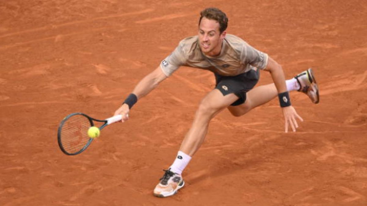 Roberto Carballés llega a una bola con dificultad.