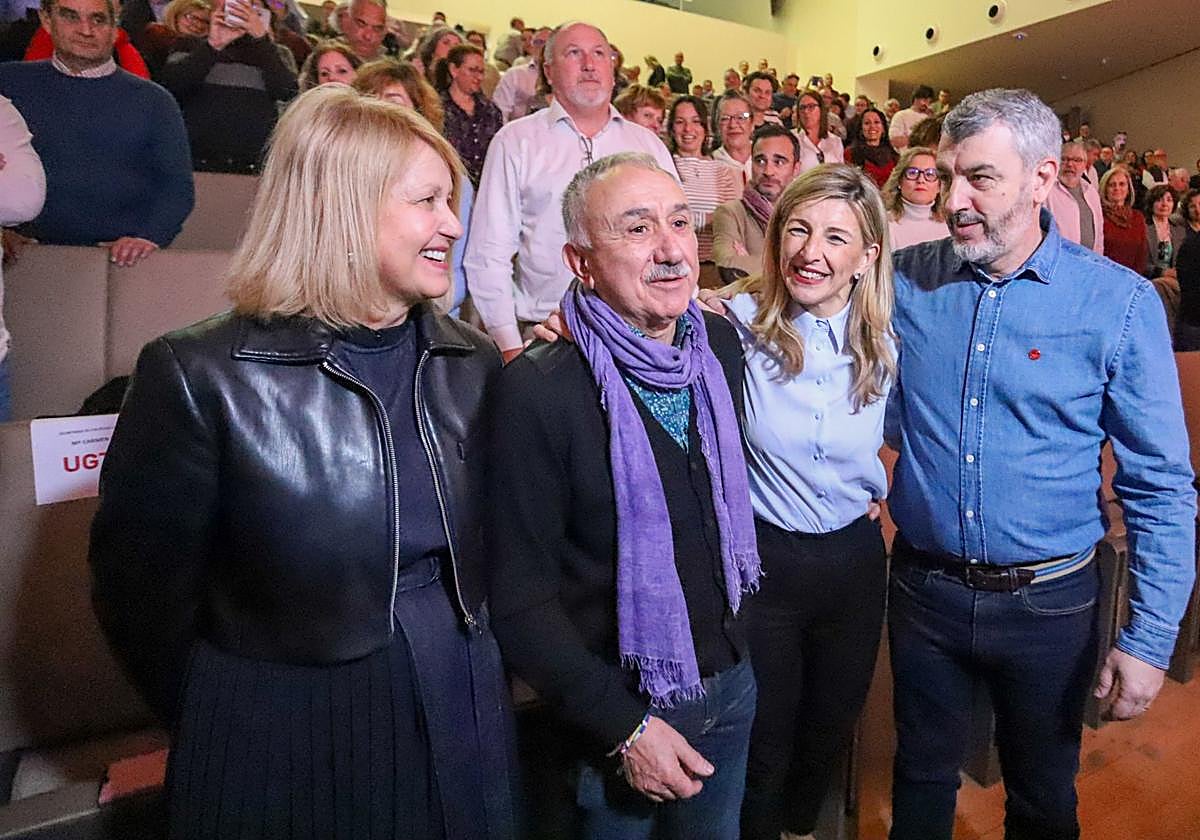 La vicepresidenta segunda y ministra de Trabajo, Yolanda Díaz. junto al secretario general de UGT y el secretario del sindicato en Analucía.