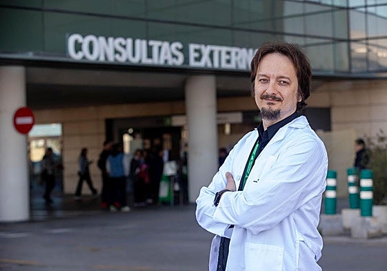 El facultativo Francisco Anguita frente a las puertas a las Consultas Externas del Clínico San Cecilio.