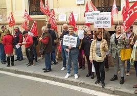 UGT y CC OO de Almería protestan por el cambio en el IRPF que obliga a prorratear las cuantías reconocidas a pensionistas