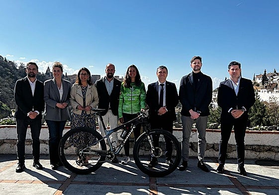 Organizadores y autoridades durante la presentación de la Bike Race Garmin en el Sacromonte.