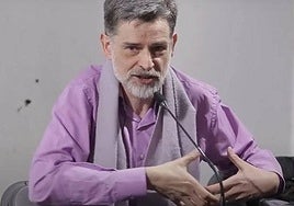 El aviso del famoso pediatra Carlos González a aquellos padres que siguen durmiendo con sus hijos