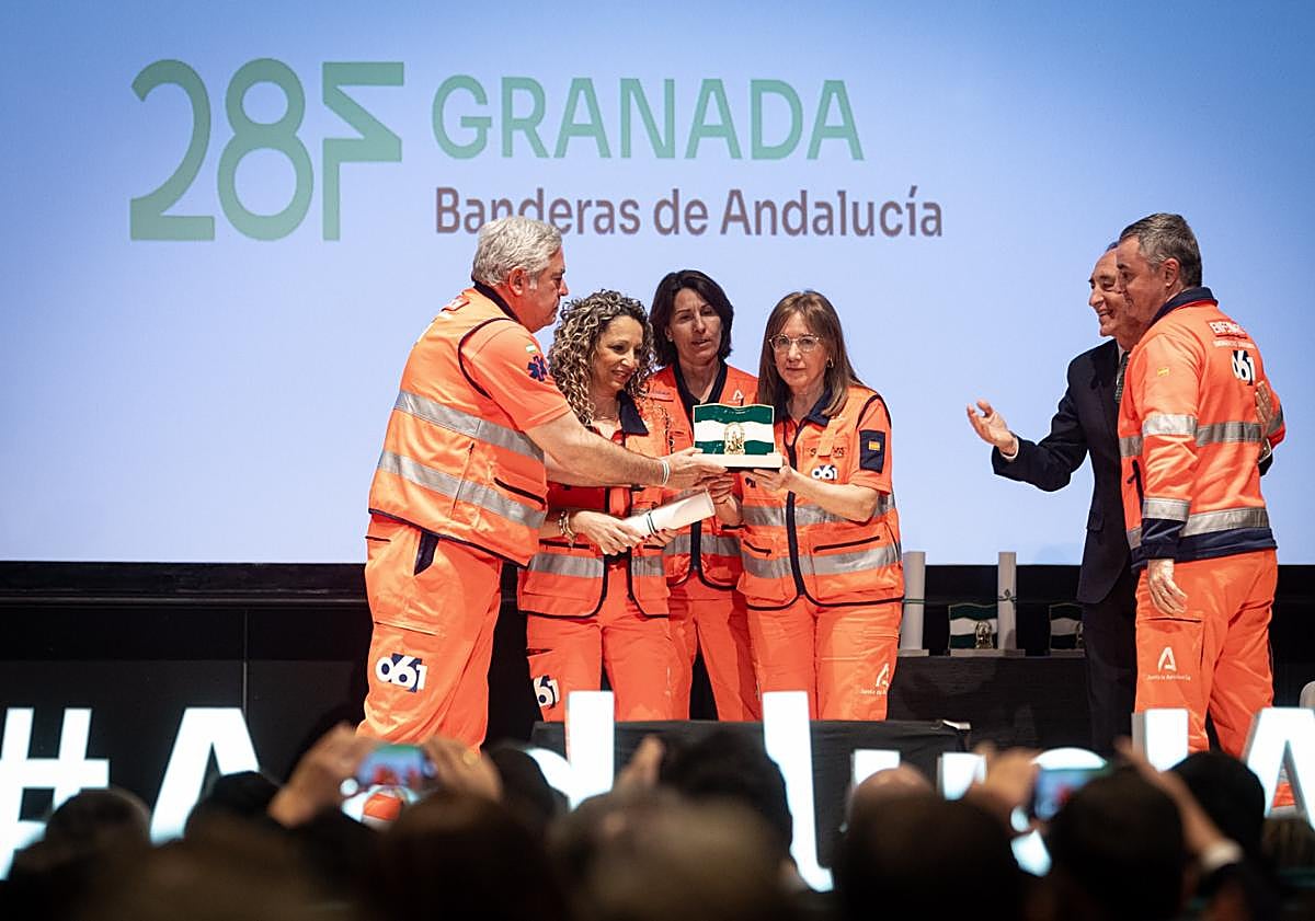 Imagen principal - Distintos momentos del acto de entrega de las Banderas de Andalucía.