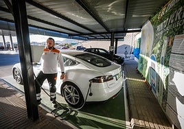 Coche cargándose en una electrolinera de Granada.