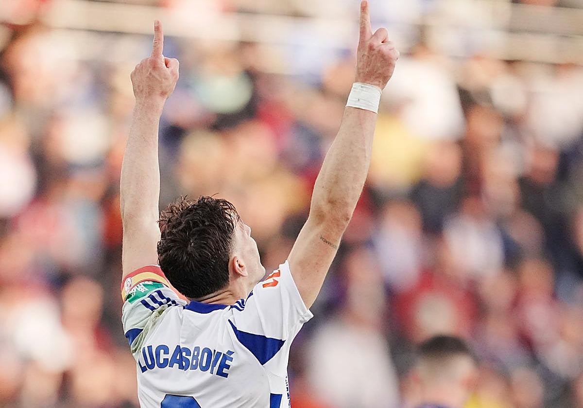 Lucas Boyé dedica al cielo su gol en Huesca.