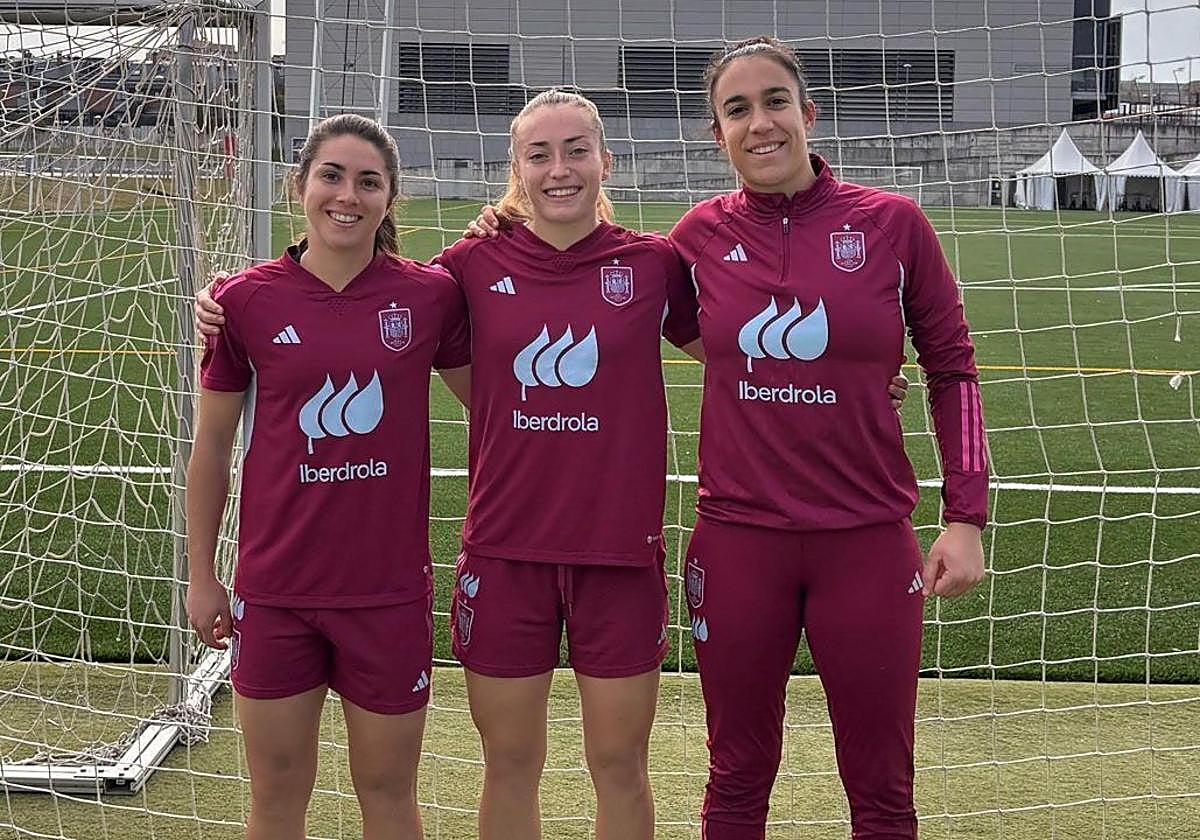 Alexia Fernández, Ornella Vignola y Sandra Estévez, juntas durante la concentración.