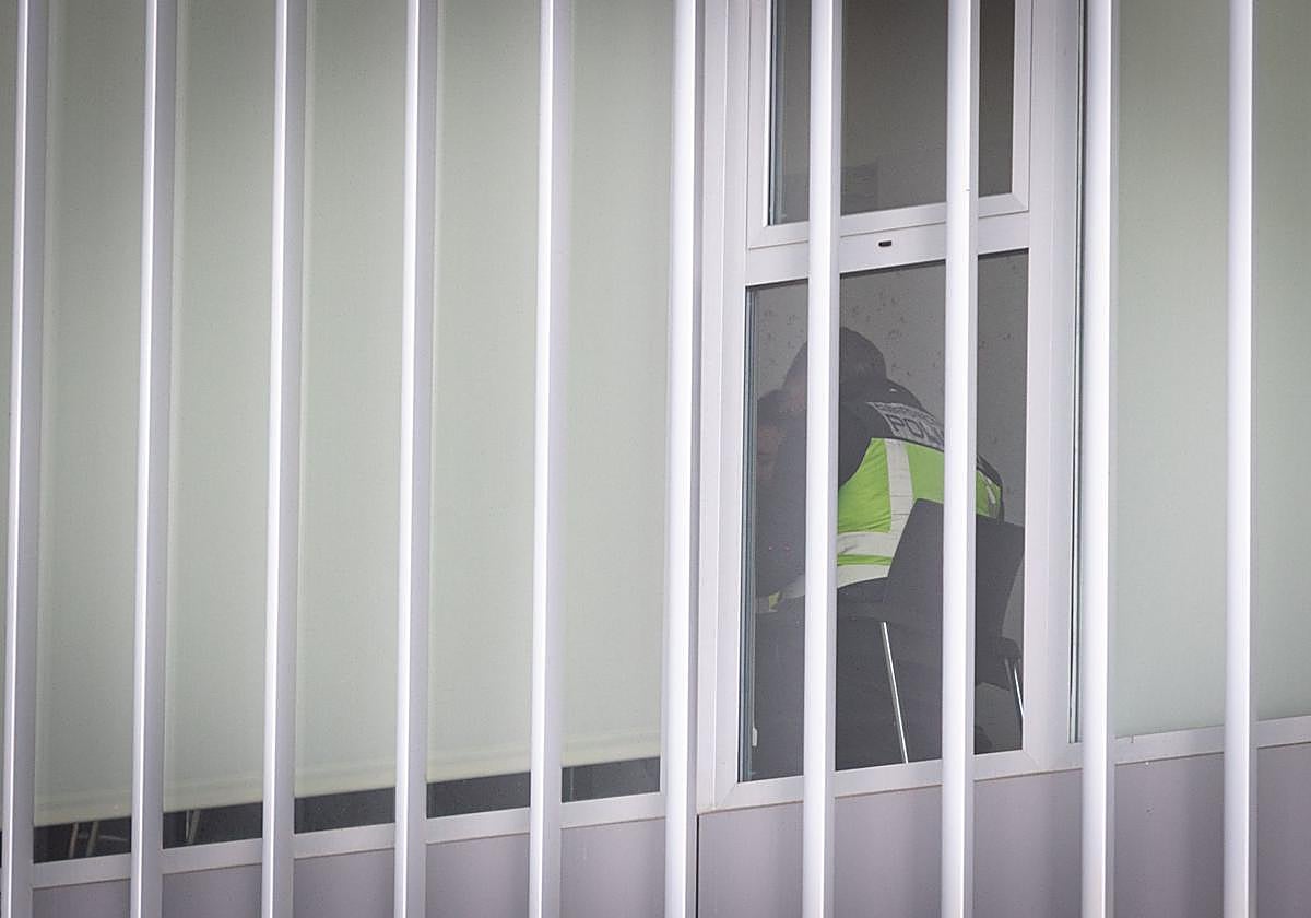 Un agente de la UDEF, durante el registro del pasado miércoles en las dependencias de la Jefatura de la Policía Local de Granada.