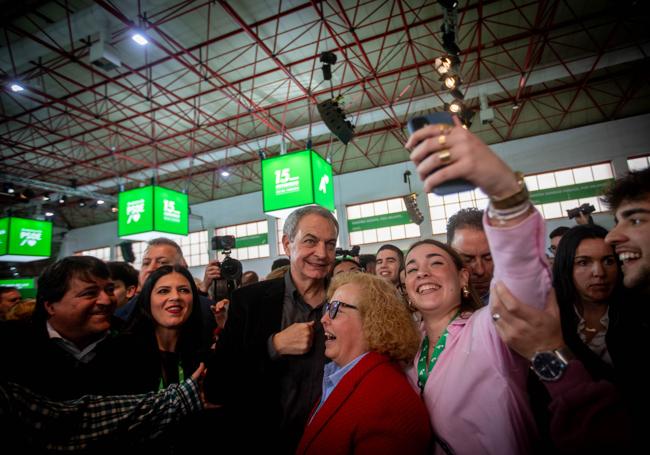 Zapatero tras su intervención, entre los militantes.